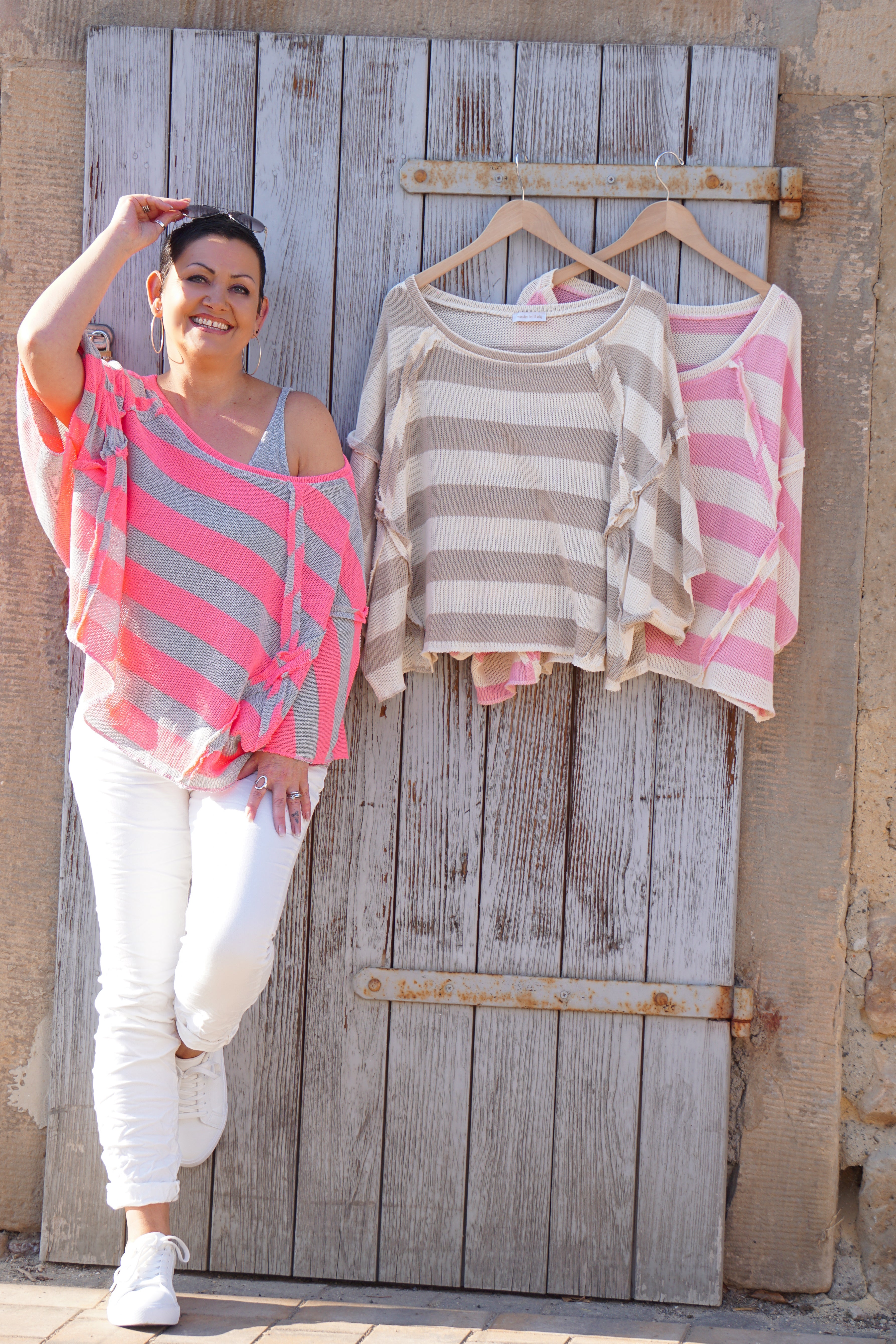 Gestreiftes kurzarm Häkelshirt „summer“, grau/neonpink