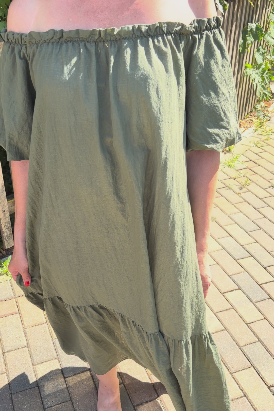Kleid mit Carmen-Ausschnitt und goldenem Schimmer, khaki